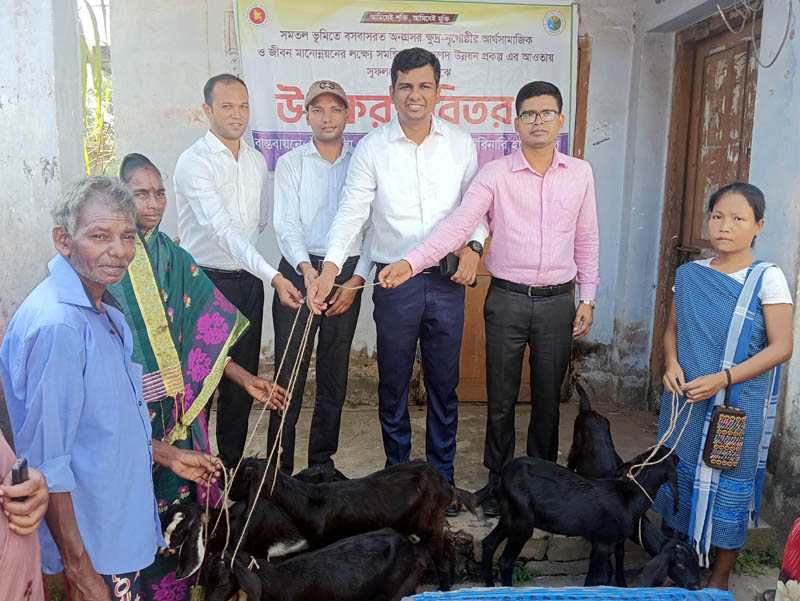 কুলাউড়ায় ক্ষুদ্র নৃ-গোষ্ঠীর মাঝে ৩০০ ছাগল বিতরণ