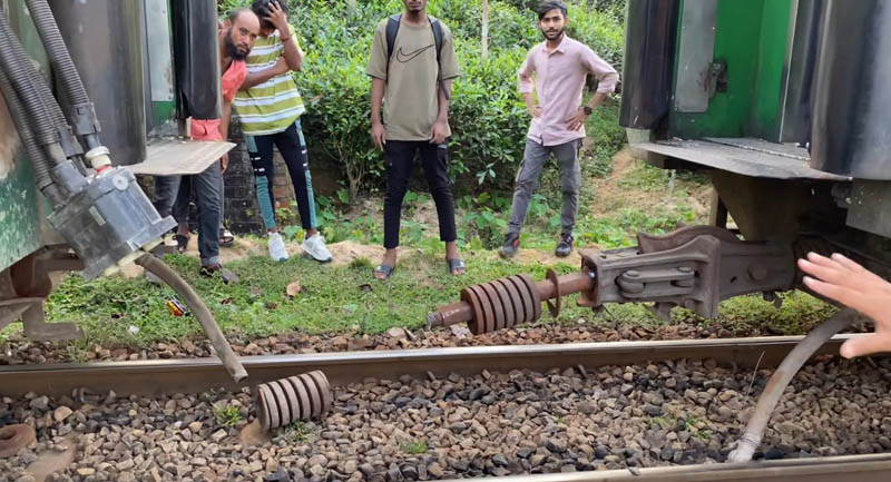 কুলাউড়ায় পাহাড়িকা এক্সপ্রেস ট্রেন দ্বিখণ্ডিত