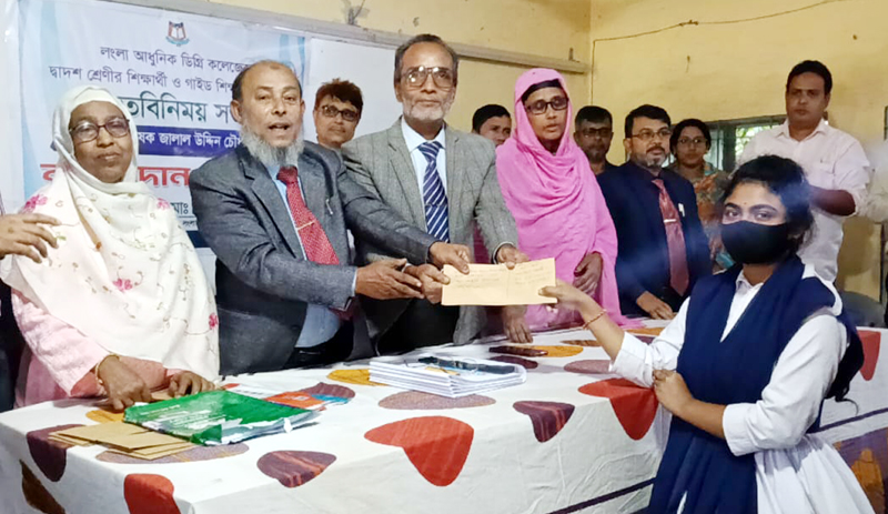 লংলা কলেজে কৃতি শিক্ষার্থীদের মেধাবৃত্তি প্রদান
