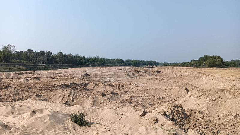 মনু নদীর চর কেটে প্রায় তিন কোটি টাকার বালু লুট