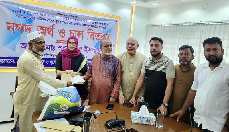 কুলাউড়ায় হাওরাঞ্চলের ক্ষতিগ্রস্ত কৃষকদের মাঝে নগদ অর্থ ও চাল বিতরণ
