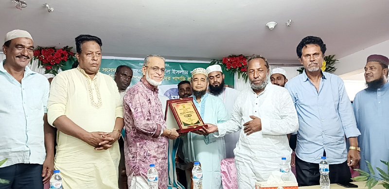 কুলাউড়ায় হাফিজ ছাত্রদের পাগড়ি পরিধান ও এমপিকে সংবর্ধনা