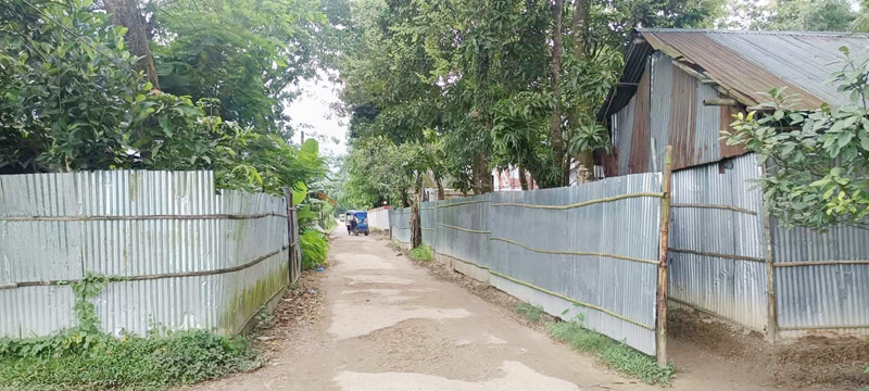 কুলাউড়ায় সরকারি রাস্তায় প্রভাবশালীদের বাউন্ডারি দেয়াল নির্মাণ: চলাচলে বিঘ্ন