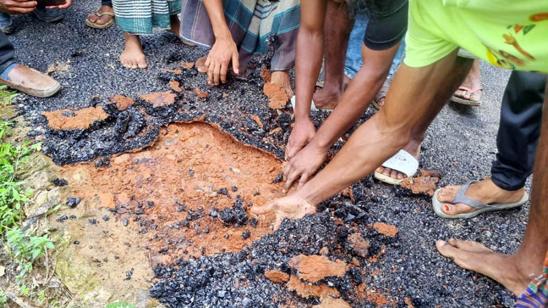 কুলাউড়ায় হাতের টানে উঠে যাচ্ছে সড়কের কার্পেটিং