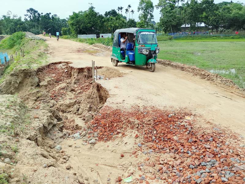কুলাউড়ায় কাজ শেষ হওয়ার আগেই সড়কে বড় ভাঙ্গন