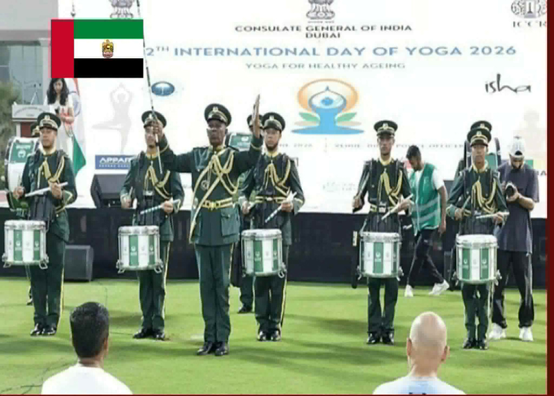 আরব আমিরাতে আন্তর্জাতিক ইয়োগা দিবস উদযাপনে প্রবাসীদের সঙ্গে যোগ দিলেন দুবাই পুলিশ