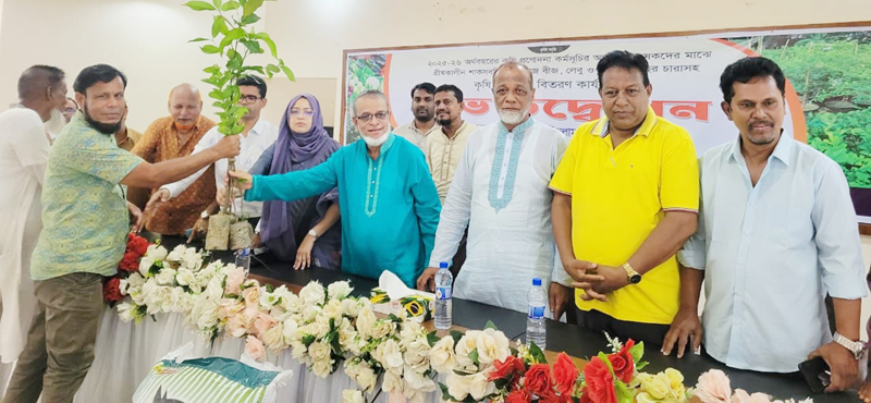 কুলাউড়ায় কৃষকের মাঝে গাছের চারাসহ বিভিন্ন উপকরণ বিতরণ
