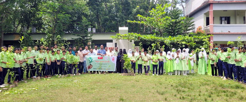 কুলাউড়ায় শিক্ষার্থীদের মধ্যে শুভসংঘের গাছের চারা বিতরণ