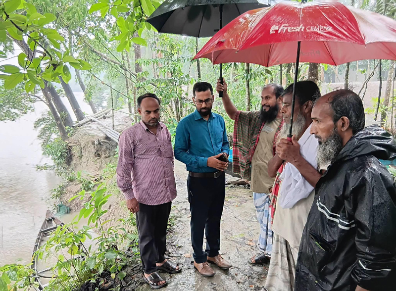 বেতাগীতে বেড়িবাঁধ ভেঙে শতাধিক পরিবার পানিবন্দি