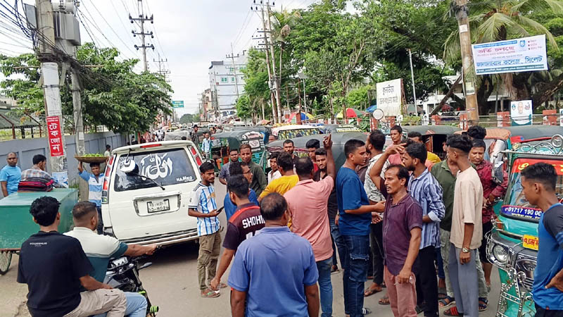 কুলাউড়ায় সড়ক অবরোধ করে পরিবহন শ্রমিকদের বিক্ষোভ অবৈধ পার্কিংয়ের বিরুদ্ধে প্রশাসনের অভিযান