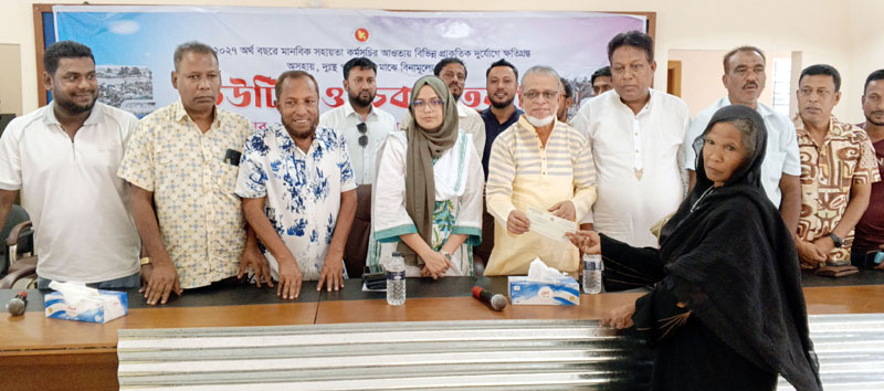 কুলাউড়ায় ক্ষতিগ্রস্থ ৯৬ পরিবারের মাঝে ঢেউটিন ও চেক বিতরণ