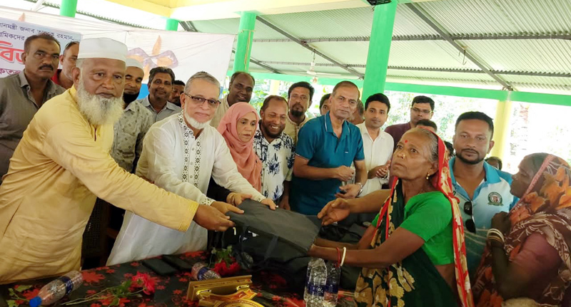 কুলাউড়ায় ২৫০০ নারী চা শ্রমিক পেলেন প্রধানমন্ত্রীর উপহারের রেইনকোট